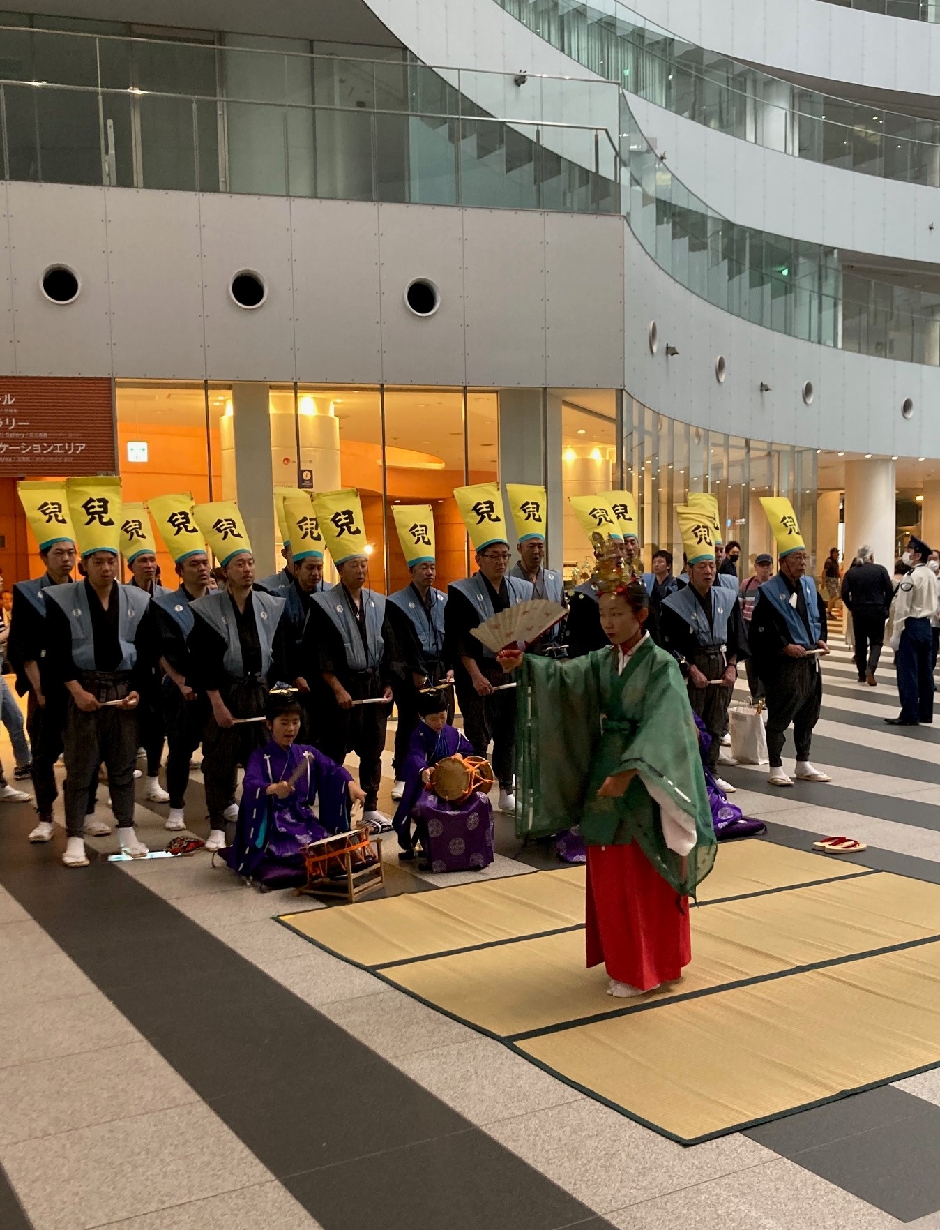 「博多松囃子 稚児舞」が4年ぶりにアクロス福岡にやってきました!