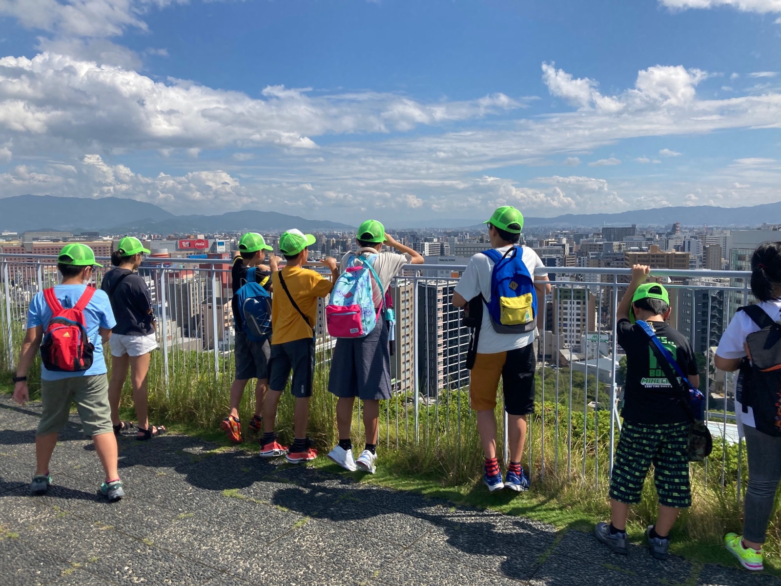 小学生が福岡のまちについて学ぶために展望台を見学