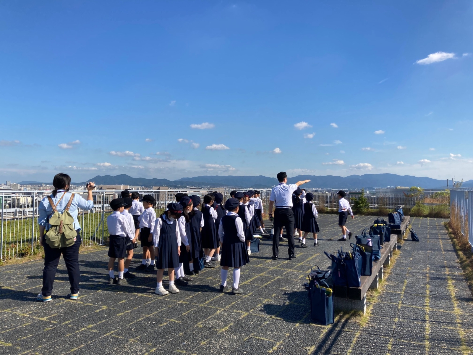 福岡教育大学附属福岡小学校の3年生が、展望台から街をウォッチング。
